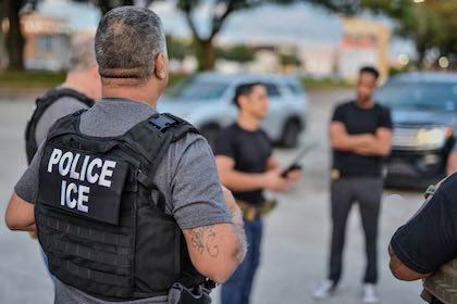 Puebla247's tweet photo. 🔴 #NACIONAL | MÉXICO ANUNCIA ACCIONES LEGALES TRAS MUERTE DE CONNACIONALES BAJO CUSTODIA DEL ICE

El Gobierno de México informó que emprenderá acciones legales tras el fallecimiento de ciudadanos mexicanos que se encontraban bajo custodia del Servicio de Inmigración y Control de Aduanas de Estados Unidos (ICE). 

La Secretaría de Relaciones Exteriores señaló que dará seguimiento a los casos y exigirá el esclarecimiento de los hechos, además de mantener acompañamiento a las familias de las víctimas.

Hasta el momento, las autoridades mexicanas no han informado avances concretos sobre las acciones legales anunciadas ni sobre los resultados de las investigaciones.

El Gobierno reiteró que continuará brindando asistencia consular a los mexicanos detenidos en Estados Unidos y dará seguimiento a cualquier caso en el que se presuman violaciones a sus derechos.

El tema ha generado preocupación por las condiciones en las que permanecen algunos migrantes bajo custodia de las autoridades migratorias estadounidenses.