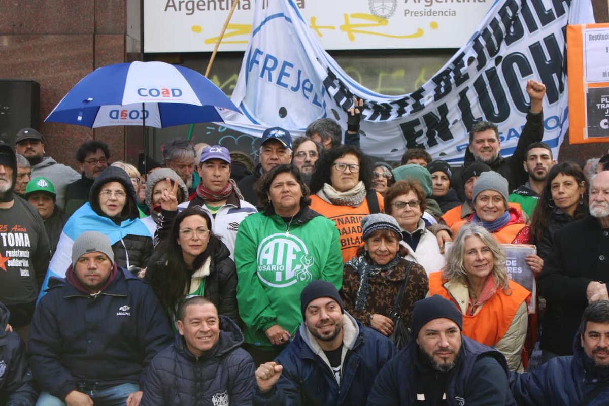 ATERosario's tweet photo. #22J La jornada nacional se hizo sentir en #Rosario
Con cortes, marcha en el microcentro y acto unitario, decenas de organizaciones exigieron jubilaciones dignas, restauración del Programa Volver al Trabajo y salarios que cubran las necesidades
Nota:
https://t.co/QXeuP5wZe1 https://t.co/eJEtRgMnDx