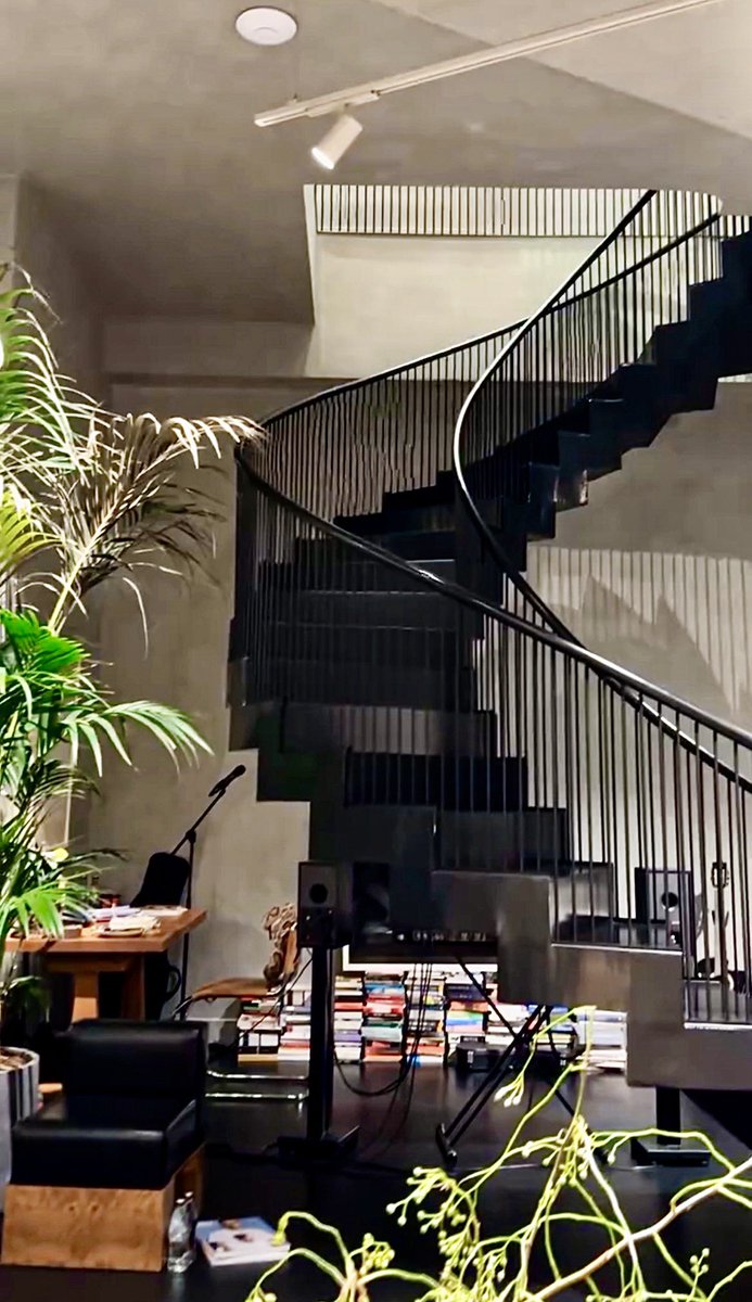 Celebmirr's tweet photo. I’m in love with Serenay Sarıkaya home❤️‍🔥🖤❤️‍🔥🖤! https://t.co/eXAKwAjFyW