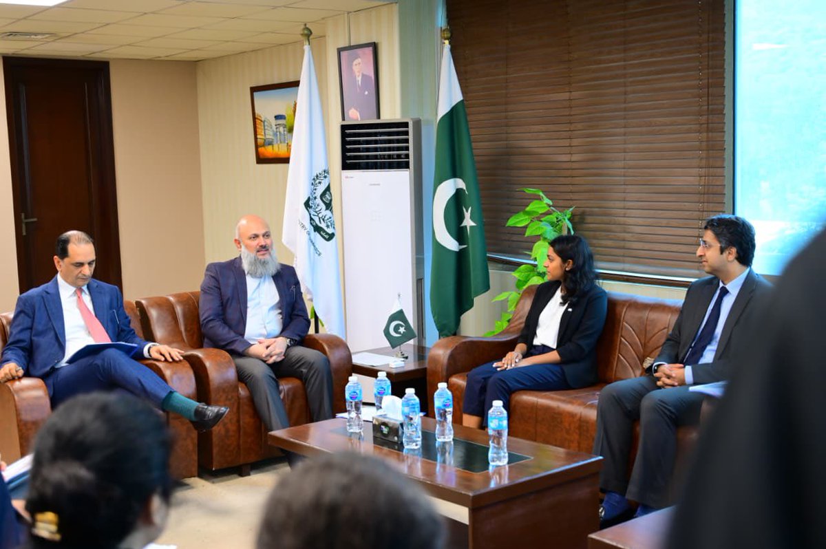 jam_kamal's tweet photo. Pakistan’s digital future depends on empowering our entrepreneurs with technology, innovation and AI.

Pleased to meet the Meta delegation and welcome their initiative to train 1,000 Pakistani SMEs in digital business and AI skills. 

We also discussed collaboration on Pakistan’s evolving E-Commerce and AI policies, digital transformation, and expanding opportunities for our SMEs to compete in global markets.

The Ministry of Commerce looks forward to working with Meta and other technology partners to accelerate Pakistan’s digital economy and support innovation-led exports.