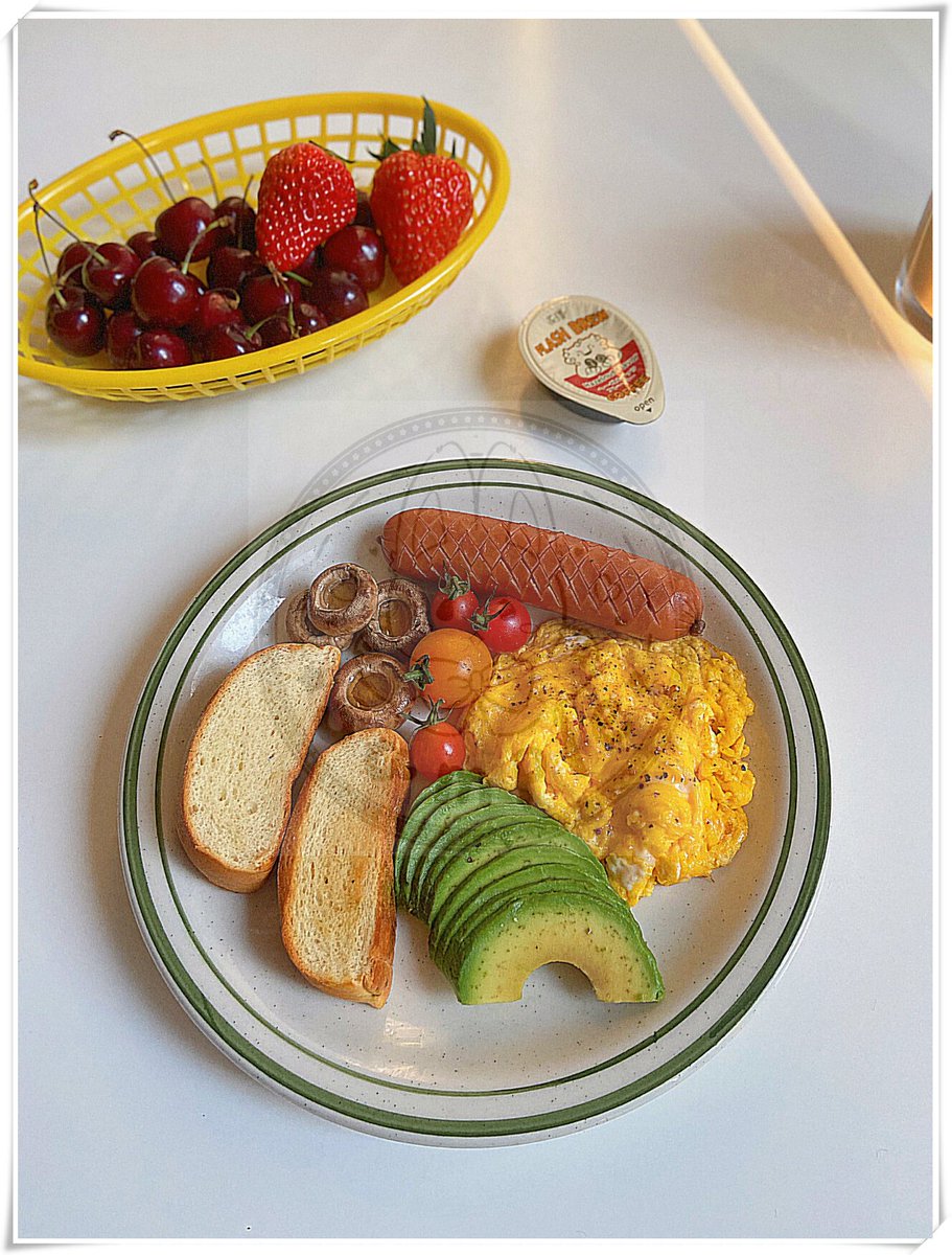 jayusoul69's tweet photo. Fueling my weekday with a warm veggie omelet + iced oat latte—simple, satisfying, and packed with good vibes for the rest of the day https://t.co/JIjv9AMiqb