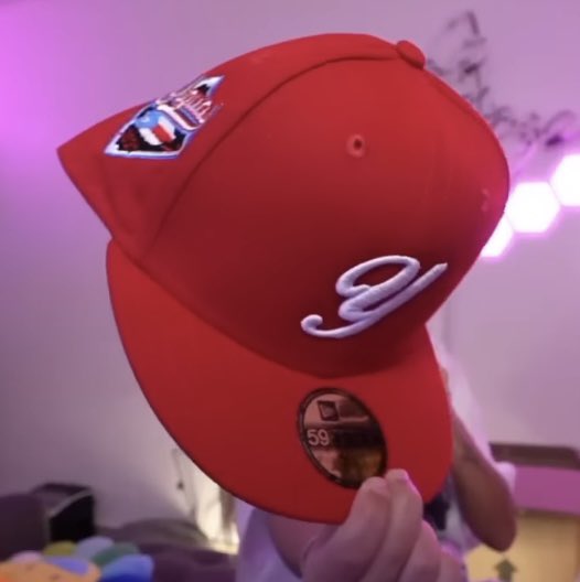 reyes_maiquito's tweet photo. 2 cosas q no me ha ganado 

- gorra de las yeguas
- camisa de las yeguinis https://t.co/2libc8kdPo