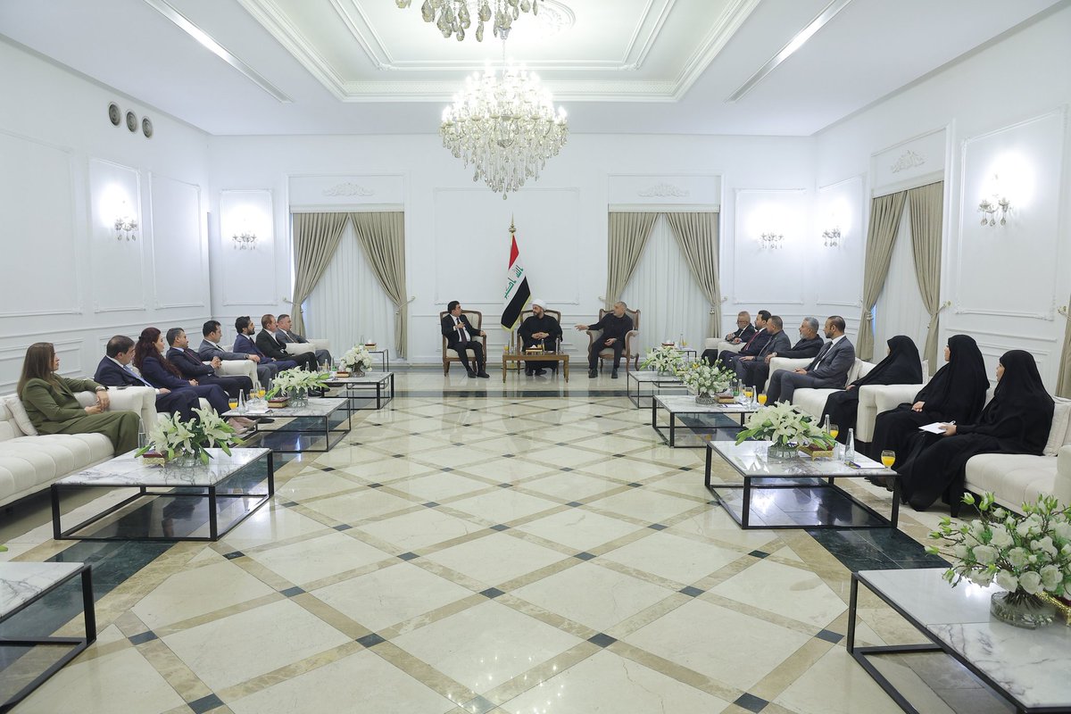 khazalimedia's tweet photo. استقبل سماحة الشيخ قيس الخزعلي، بحضور الشيخ عدنان الفيحان النائب الأول لرئيس مجلس النواب وجمع من أعضاء كتلة صادقون النيابية، السيد فرهاد أتروشي النائب الثاني لرئيس مجلس النواب والوفد النيابي المرافق له.وجرى خلال اللقاء بحث المستجدات السياسية، والتأكيد على الإسراع في تشكيل الحكومة https://t.co/PzjkeHwZ6q