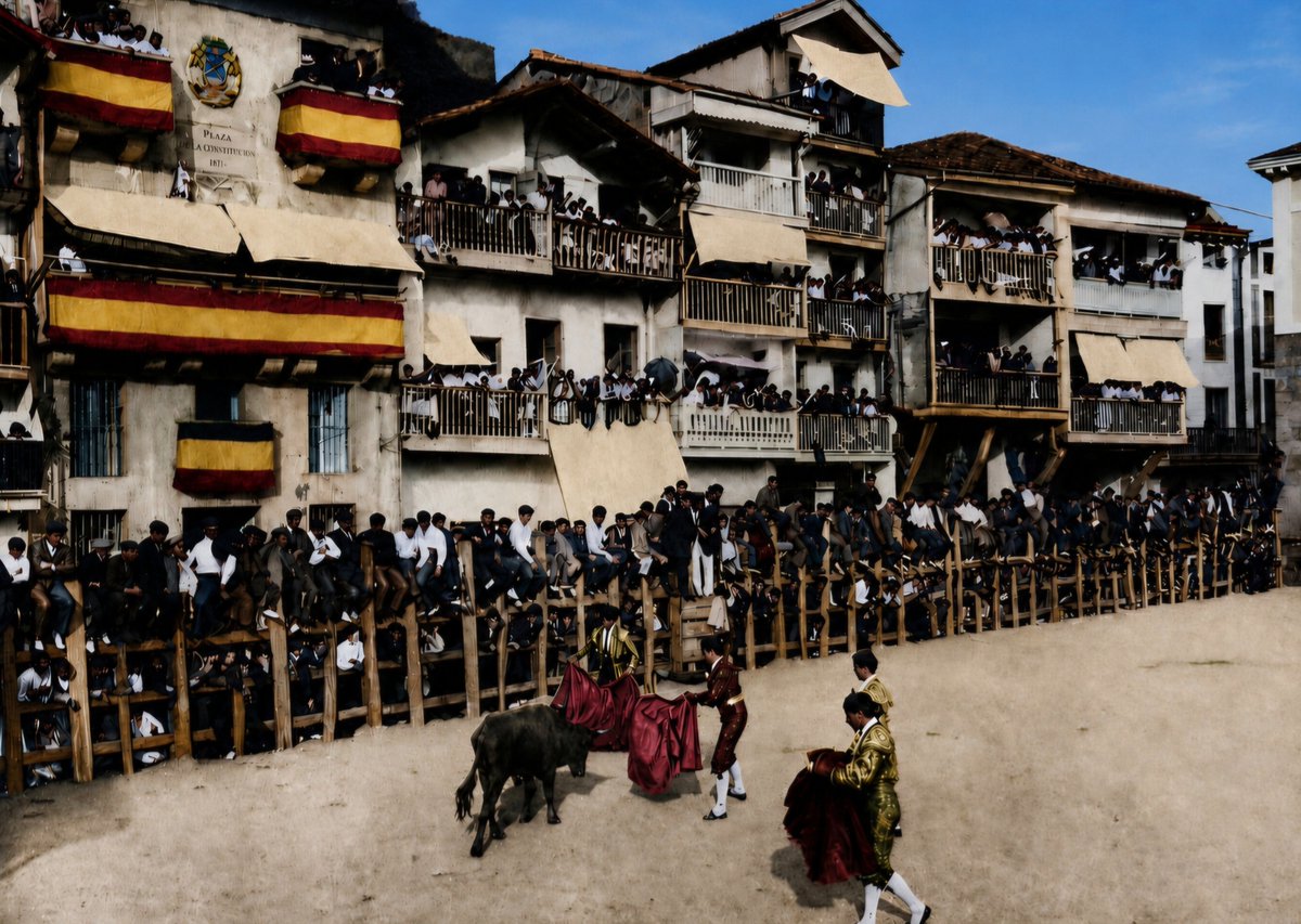 Samsa2111's tweet photo. Pasajes (Guipúzcoa, 1915) y Sepúlveda (Segovia, 1920). Las fotos de Hielscher en busca de la España escondida, restauradas y coloreadas, con la rojigualda engalanando los festejos también en el norte (la Ikurriña no se ve, que la IA lo mismo me la colorearía como la Union Jack). https://t.co/p08IP293DW