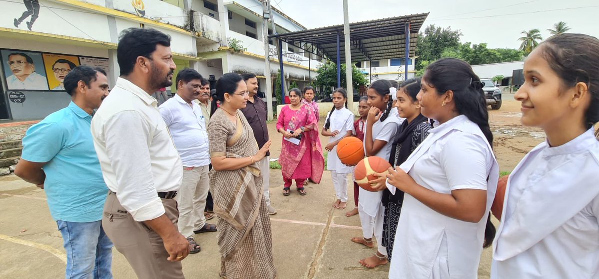 ShivaJyotsna's tweet photo. Interaction with the talented basketball players at ZPHS Kesamudram, Mahabubabad district. 
@TelanganaCMO @revanth_anumula @edu_commissonTG https://t.co/kOhzZlWCSE