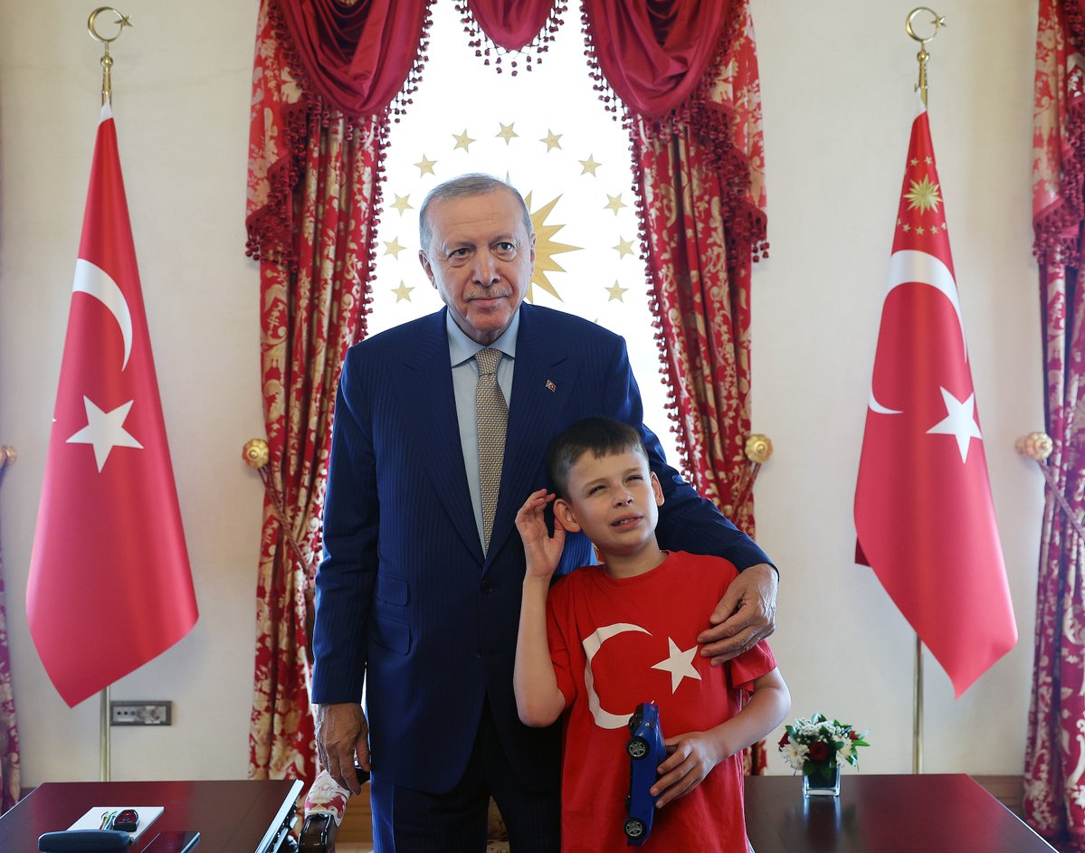 RTEdijital's tweet photo. Cumhurbaşkanımız @RTErdogan, İngiltere'de Müslüman karşıtı nefret eylemlerinin ardından camilerde kek dağıtarak başlattığı Cake Not Hate (Nefret Etme, Kek Yap) kampanyasıyla tanınan 12 yaşındaki otizmli Joshua Harris'i Cumhurbaşkanlığı Dolmabahçe Çalışma Ofisi'nde kabul etti. https://t.co/yr0LiGE7ad