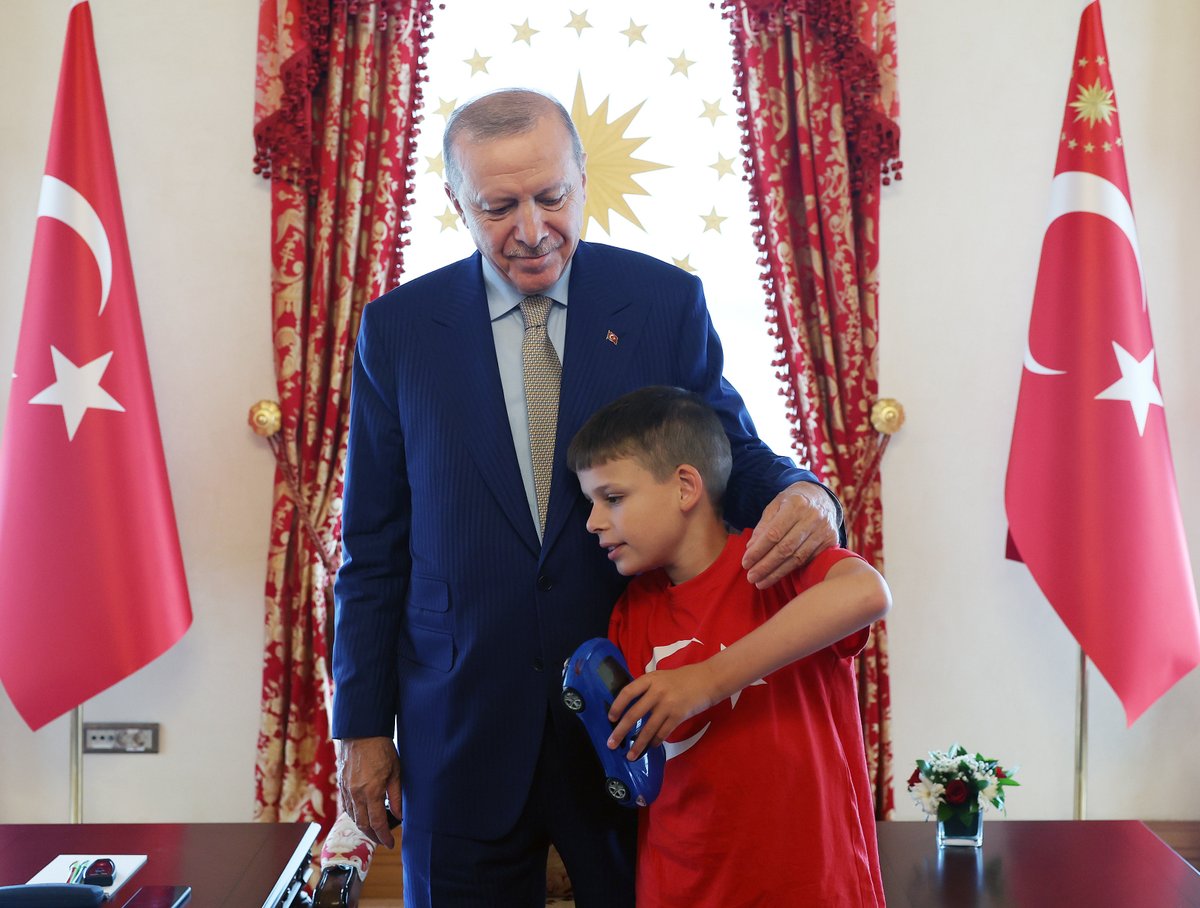 RTEdijital's tweet photo. Cumhurbaşkanımız @RTErdogan, İngiltere'de Müslüman karşıtı nefret eylemlerinin ardından camilerde kek dağıtarak başlattığı Cake Not Hate (Nefret Etme, Kek Yap) kampanyasıyla tanınan 12 yaşındaki otizmli Joshua Harris'i Cumhurbaşkanlığı Dolmabahçe Çalışma Ofisi'nde kabul etti. https://t.co/yr0LiGE7ad