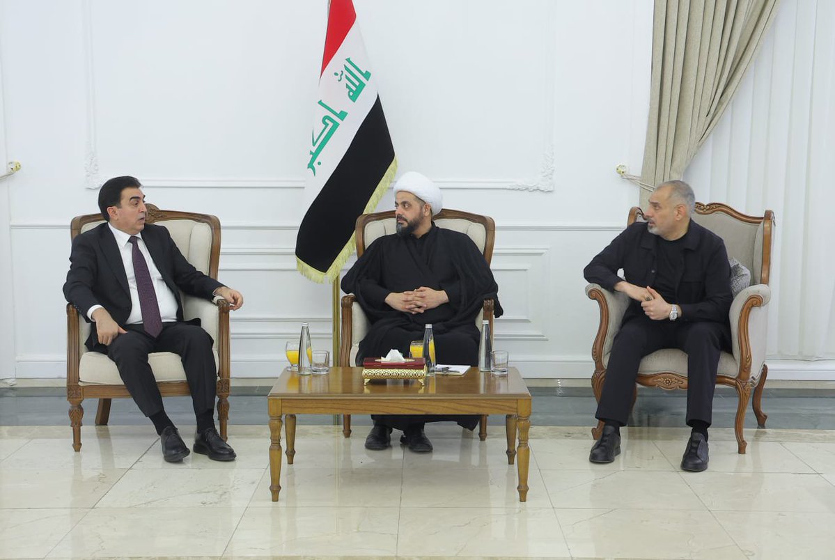 Qais__Iraq's tweet photo. استقبل سماحة الشيخ قيس الخزعلي، بحضور الشيخ عدنان الفيحان النائب الأول لرئيس مجلس النواب وجمع من أعضاء كتلة صادقون النيابية السيد فرهاد أتروشي النائب الثاني لرئيس مجلس النواب والوفد النيابي المرافق له.وجرى خلال اللقاء بحث المستجدات السياسية، والتأكيد على الإسراع في تشكيل الحكومة https://t.co/aUnss3sLeC