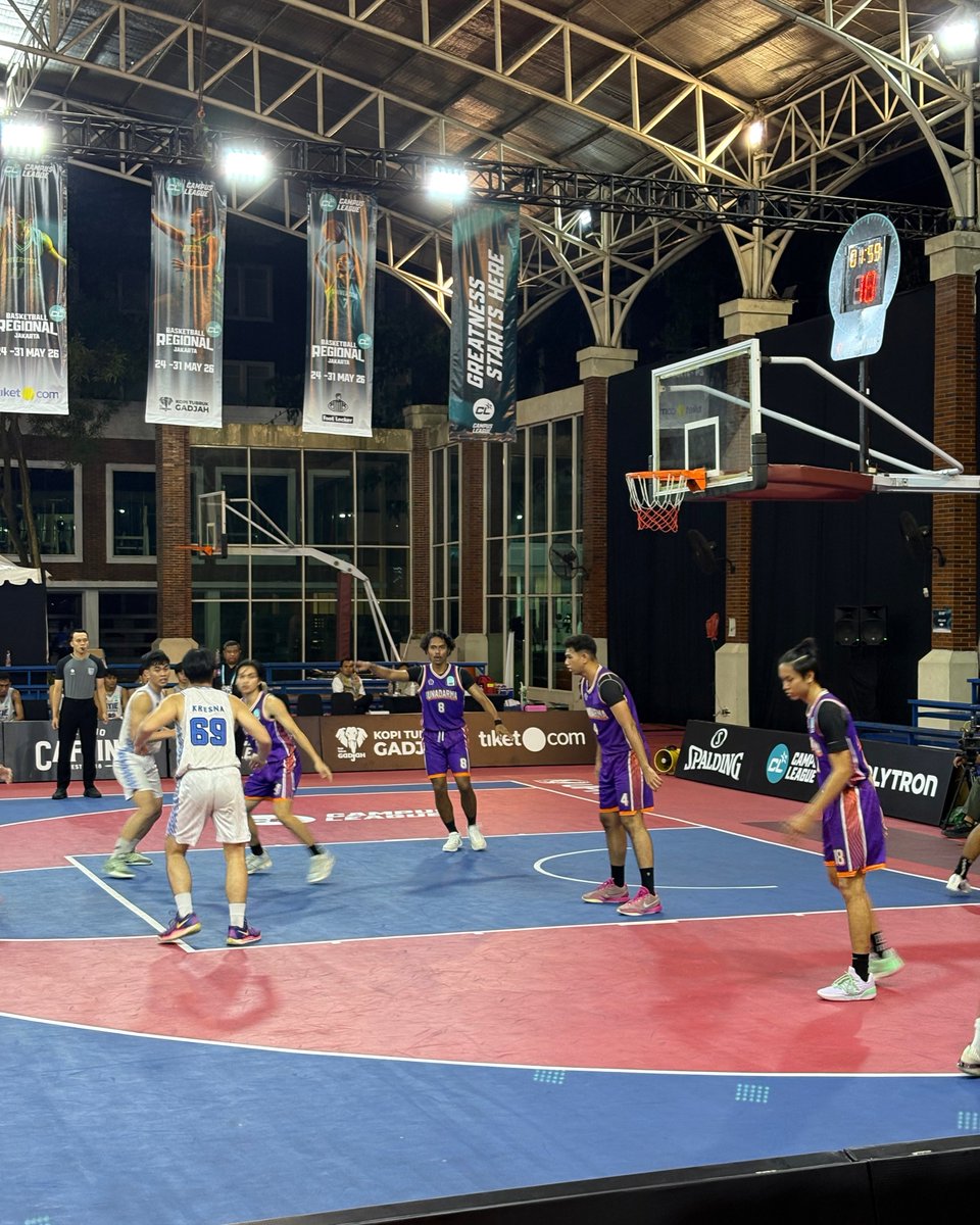sandroloebis's tweet photo. Campus League Basketball 2026 membuktikan bahwa basket bukan hanya tentang menang atau kalah. Ini adalah ruang di mana komunikasi, emosi, dan mimpi bertemu dalam satu permainan, dan arti kebersamaan, jadi cerita yang akan terus dikenang.

#NgulikKomunikasi https://t.co/yN4LiFakt0
