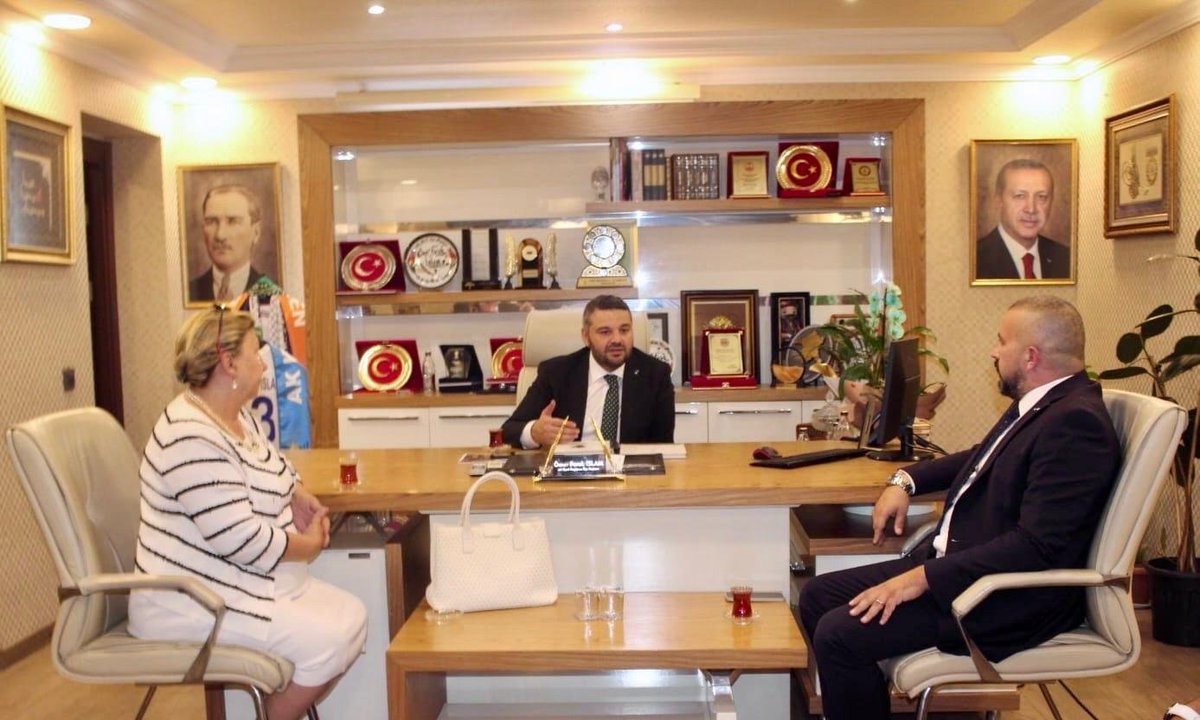 AkKeciorenResmi's tweet photo. Anahtar Parti Keçiören İlçe Başkanı Hamza Serhat Yeniçeri ve Yönetim Kurulu Üyeleri, İlçe Başkanımız Sayın Ömer Faruk İslam'a nezaket ziyaretinde bulundular.

Nazik ziyaretlerinden dolayı kendilerine teşekkür ediyoruz.

@RTErdogan
@hakanhanozcan
@erhansarigol
@AkpartiAnkara
@omerfarukislam