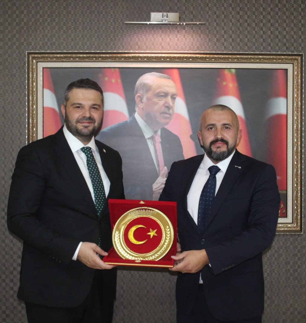 AkKeciorenResmi's tweet photo. Anahtar Parti Keçiören İlçe Başkanı Hamza Serhat Yeniçeri ve Yönetim Kurulu Üyeleri, İlçe Başkanımız Sayın Ömer Faruk İslam'a nezaket ziyaretinde bulundular.

Nazik ziyaretlerinden dolayı kendilerine teşekkür ediyoruz.

@RTErdogan
@hakanhanozcan
@erhansarigol
@AkpartiAnkara
@omerfarukislam