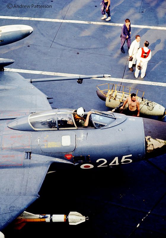 ReinaldoDMM's tweet photo. 🚂 Coal Hole

La posición del navegador en el Canberra PR.9 era demencial, pero también lo era en el caso del Sea Vixen. El agujero donde se metía el radarista era conocido como "Coal Hole" 😏
Imagina una montaña rusa que funciona de noche y la diversión consiste en disparar a los dos que van en el vagón.