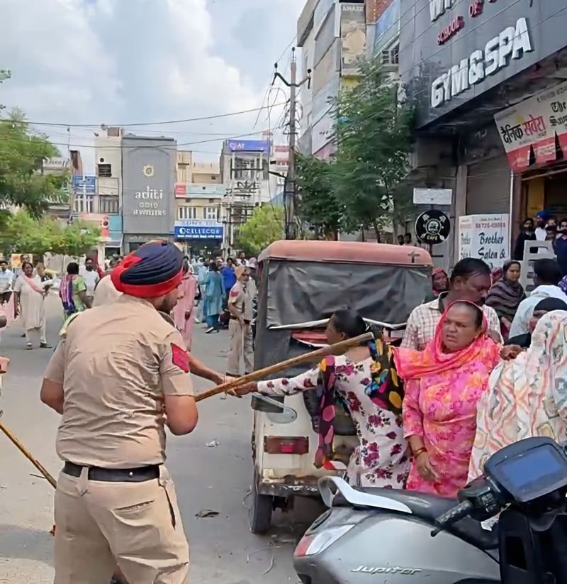 BezwadaWilson's tweet photo. Sanitation workers have right to protest and raise demands for a dignified work peacefully! Brutal and unprovoked lathicharge on women sanitation workers in Barnala by Punjab Police is unacceptable, and outrightly condemnable! Demanding rightful dues is not a crime! #dalitlivesmatter #stopkillingus