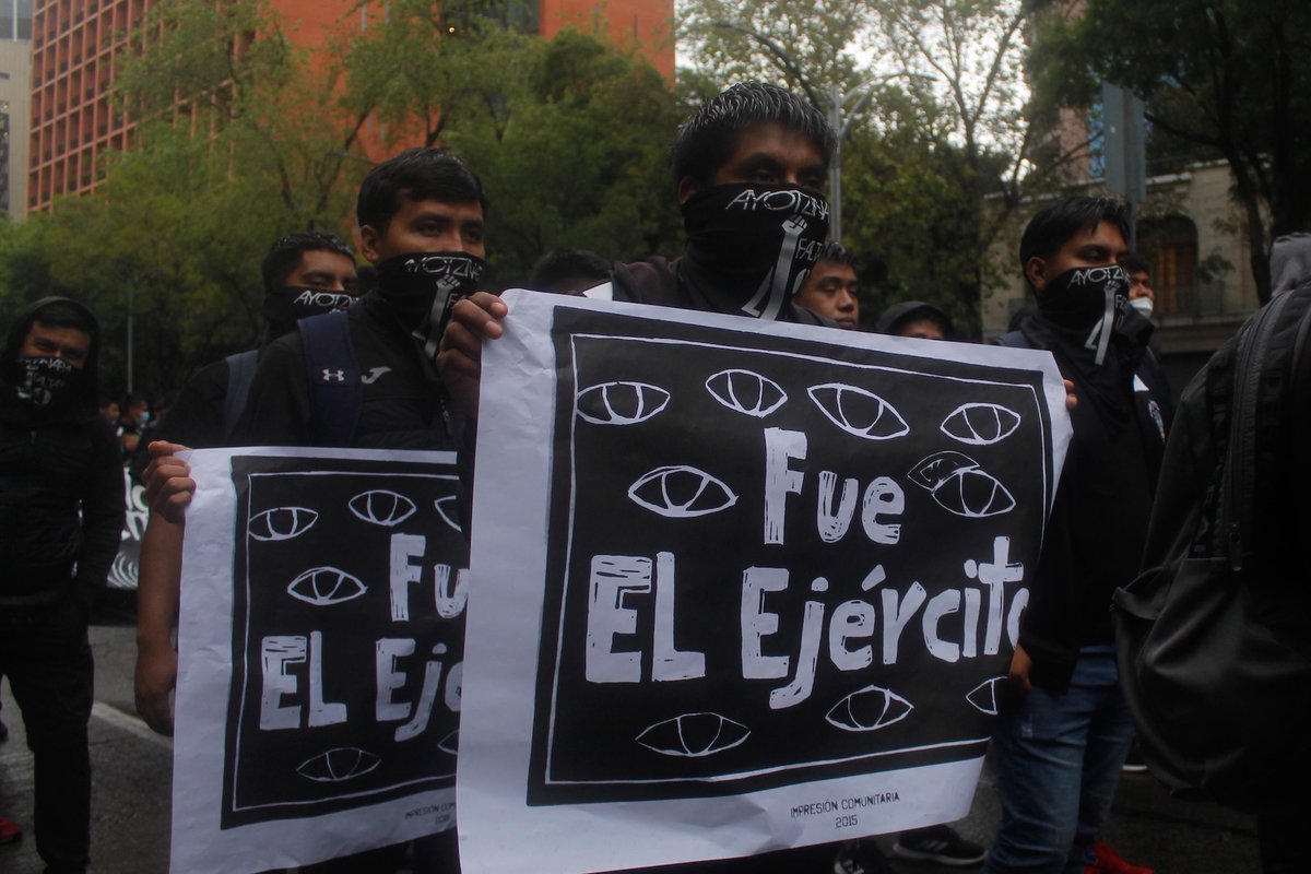 Desinformemonos's tweet photo. #Opinión ✍| La CNDH exoneró al ejército de la desaparición de los 43, pero existen evidencias de que los militares monitorearon las actividades políticas de los estudiantes, manipularon las cámaras del C4 y fueron testigos directos de los hechos. https://t.co/jB8oppcAMz https://t.co/4JGqCa5WkG