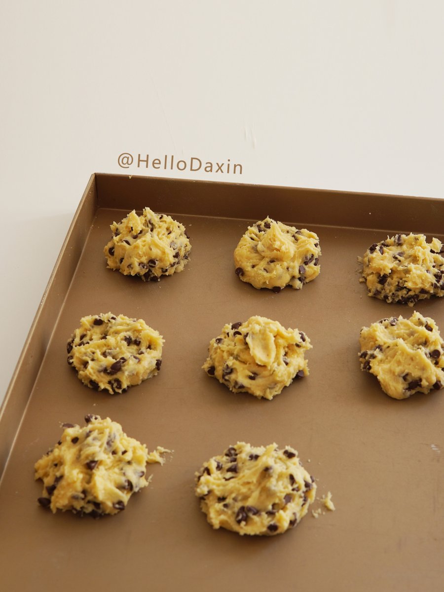 AlickBerni7564's tweet photo. Just spent 2 hours baking warm chocolate chip cookies —the smell fills the whole apartment and the first bite’s absolute perfection. Nothing beats homemade small joys! https://t.co/RrBkM6fmUl