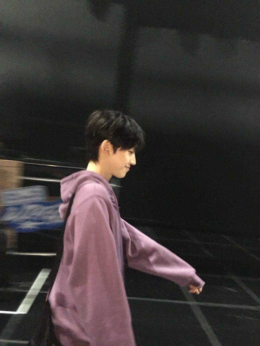 a1lswo7's tweet photo. 이거는일부러사진자체에살짝흔들리는효과를줘서 볼살이흔들려보이지않게연막친거네 https://t.co/wZcROU3upK