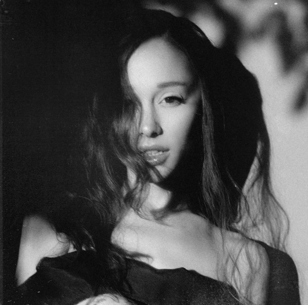infoari's tweet photo. “petal”, de Ariana Grande, atingiu 2.93 MILHÕES (+24.847) de pré-saves no Spotify. O álbum pode chegar a marca de 3 milhões de salvamentos antes de lançar! https://t.co/PKxvH0Mmso