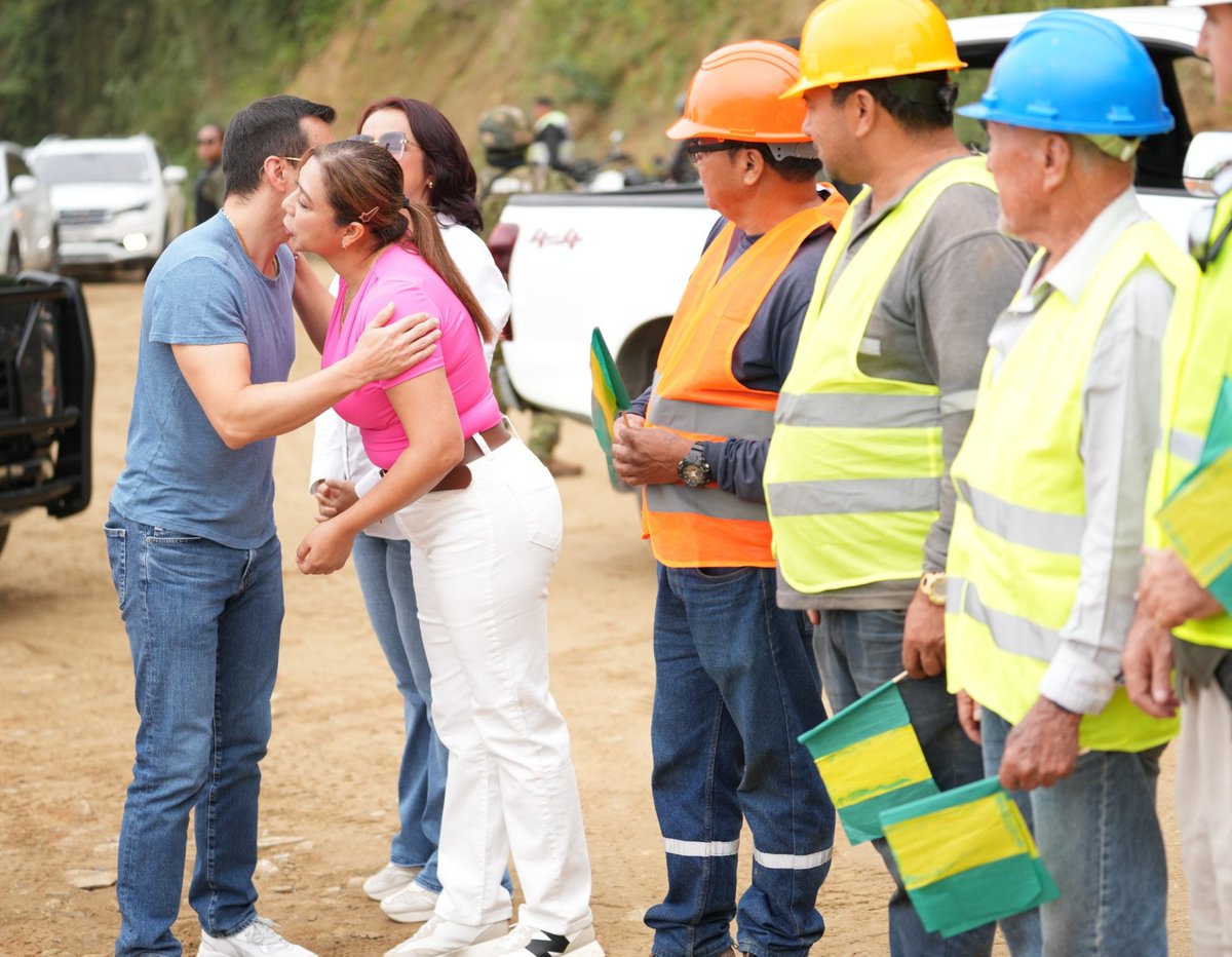 Presidencia_Ec's tweet photo. La conectividad vial en El Oro continúa mejorando. Las familias de los cantones Balsas y Piñas se movilizarán en una vía totalmente renovada y segura, mejorando el comercio y el turismo. 

La vía Palosolo - Ñalacapa - San Roquito - Balsas, financiada por USD 9 millones, ¡lo hará realidad! 🛣️🇪🇨