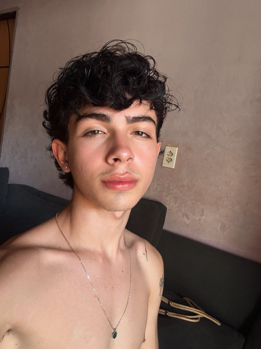 gusttmrt's tweet photo. coloquei brinco e minha mãe quer arrancar no tapa, mas agora a tatuagem que é permanente não tem problema, viva a homofobia!!!  💥 https://t.co/LPvL7FMyH8