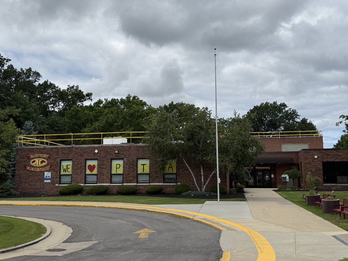 AvonLake_Ops's tweet photo. Thanks to our community, roofing work is underway at all three elementary schools. Great day for it! Planning/design work continues for the HVAC renovations. @AvonLakeSchools @ALEastview @RedwoodAvonLake @WV_Wildcats #ALexcellence #ALite https://t.co/TdMOseuiRz
