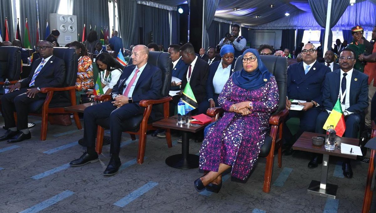 SuluhuSamia's tweet photo. Leo nimeungana na viongozi wengine wa Afrika katika Mkutano Maalum wa Wakuu wa Nchi na Serikali wa Umoja wa Afrika kuhusu Afya nchini Ghana. Kupitia jukwaa hilo, nimehimiza nchi za Afrika kuongeza uwekezaji wa ndani katika sekta ya afya ili kufikia malengo ya upatikanaji wa huduma za afya kwa wote, kutokomeza UKIMWI, kuboresha huduma za afya ya uzazi na kudhibiti magonjwa yasiyoambukiza.

Nimeeleza hatua ambazo Tanzania imechukua kuimarisha sekta ya afya, ikiwemo kuwekeza katika viwanda vya dawa na vifaa tiba, kuongeza bajeti ya afya kila mwaka, kutekeleza programu Bima ya Afya kwa Wote na kuboresha miundombinu ya huduma za afya. Maboresho hayo yanawahakikishia wananchi huduma bora za afya wakati wowote, mahali popote.

Tanzania itaendelea kushirikiana na nchi nyingine na jumuiya za kikanda na kimataifa kuimarisha sekta ya afya na kutafuta suluhisho la pamoja kwa changamoto za afya zinazotukabili.