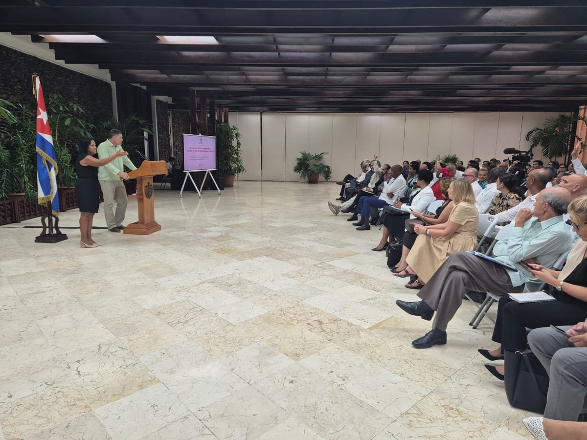 MINCEX_CUBA's tweet photo. Cuerpo diplomático intercambia con  VPM y ministro del #Mincex sobre nuevas transformaciones a la economía @polivaoscar @CubaMINREX @Deb_invexCuba https://t.co/WHnIdIsX3k