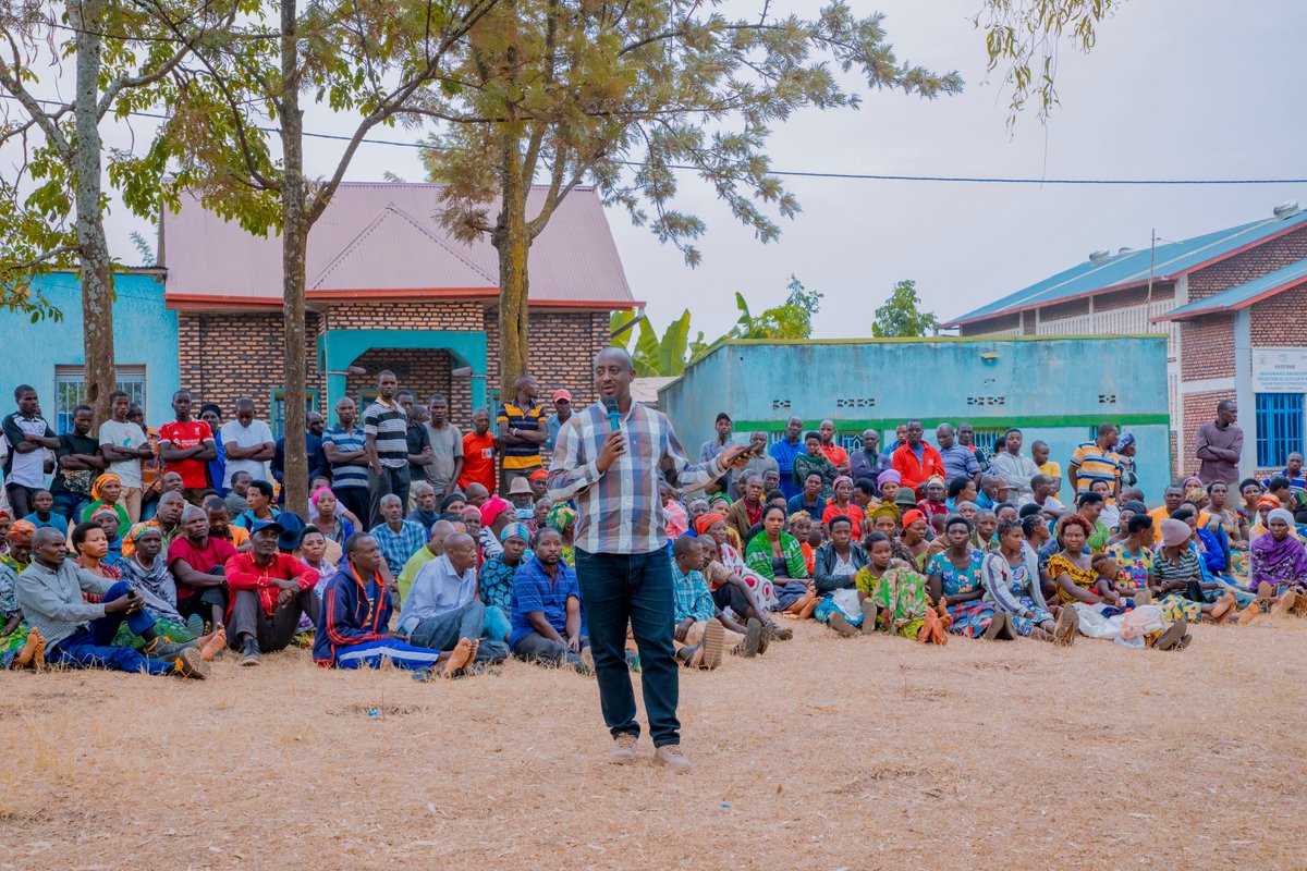 NyagatareDistr's tweet photo. Uyu munsi, Itsinda ry’Abasenateri bo muri Komisiyo y’Ubukungu n’Imari muri Sena ryakomeje igikorwa cyo kugenzura ibikorwa bya guverinoma mu kugeza amashanyarazi ku baturage. Basuye urugomero rwa Muvumba rwitezweho kuzatanga umuriro w'amashanyarazi, kuhira imyaka no gutanga amazi meza ku baturage, bareba aho ibikorwa byo ku rwubaka bigeze n'imbogamizi zaba zihari kugira ngo zishakirwe ibisubizo. 
Baganiriye kandi n'abaturage bo mu Murenge wa Tabagwe ku uko babona ibikorwaremezo by'amashanyarazi n'imbogamizi bahura nazo, abaturage basabwe kubungabunga ibikorwaremezo by'amashanyarazi bagejejweho. 
#SenateriMuBaturage
