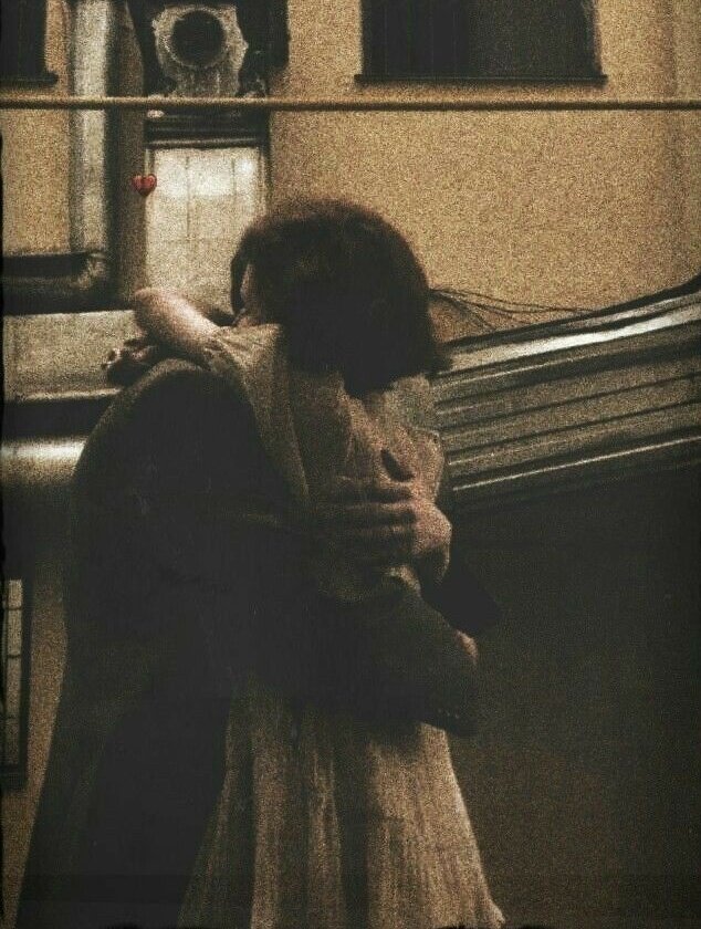 Beniolanyenilgi's tweet photo. “sana sarıldım bu yangın yerinde.
dedim, sen anlarsın beni.” https://t.co/r5L2Qjvacx