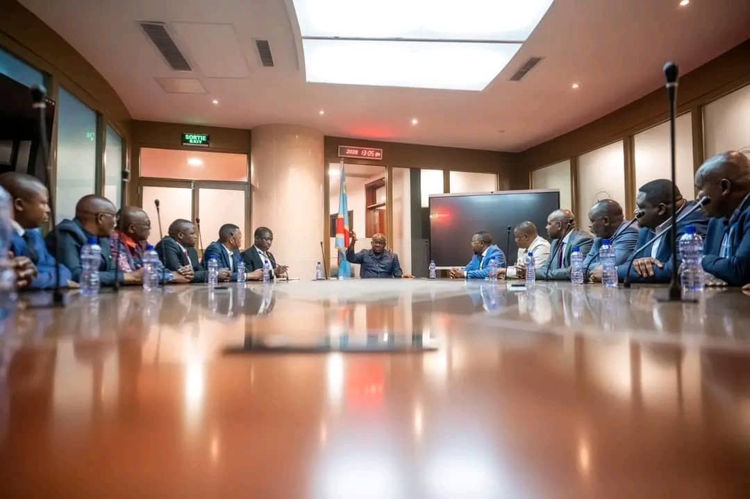 LePuissantCom's tweet photo. #RDC| Le Ministre d’État Guy Loando Mboyo reçoit le rapport de synthèse de la session extraordinaire de la COPAP
Tenue à Kinshasa du 6 au 10 juillet, cette session a permis des échanges nourris sur les relations Gouvernement central et provinces.
#RDC #COPAP #Gouvernance https://t.co/HHwg9U2CqW