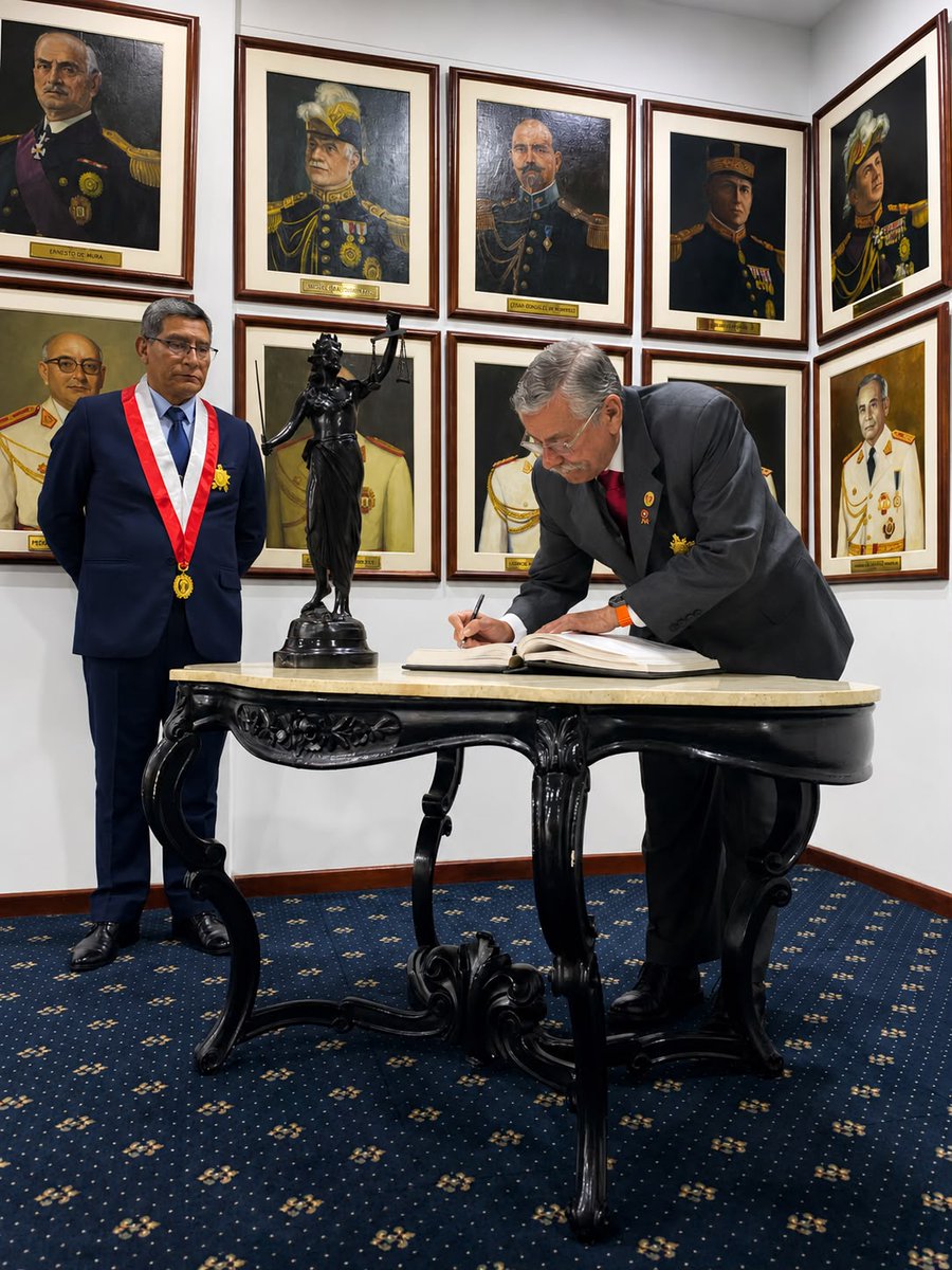 congresoperu's tweet photo. #CongresoInforma | El presidente (e) del Congreso, @Frospigliosi, recibió la Condecoración de la Orden del Fuero Militar Policial, en el grado de Gran Oficial, en reconocimiento a su destacada contribución al fortalecimiento de las Fuerzas Armadas, la Policía Nacional del Perú y el Fuero Militar Policial. 🇵🇪🏅