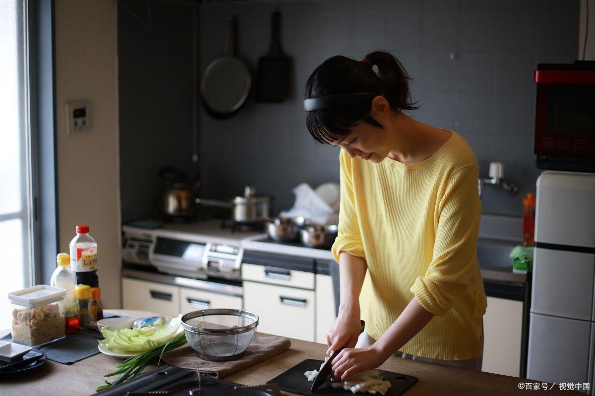 ssorala's tweet photo. Woke up to a messy kitchen post-breakfast, rolled up my sleeves in 2 mins, and now the counter shines. Small win that feels big ， https://t.co/wSYhd3lCCF