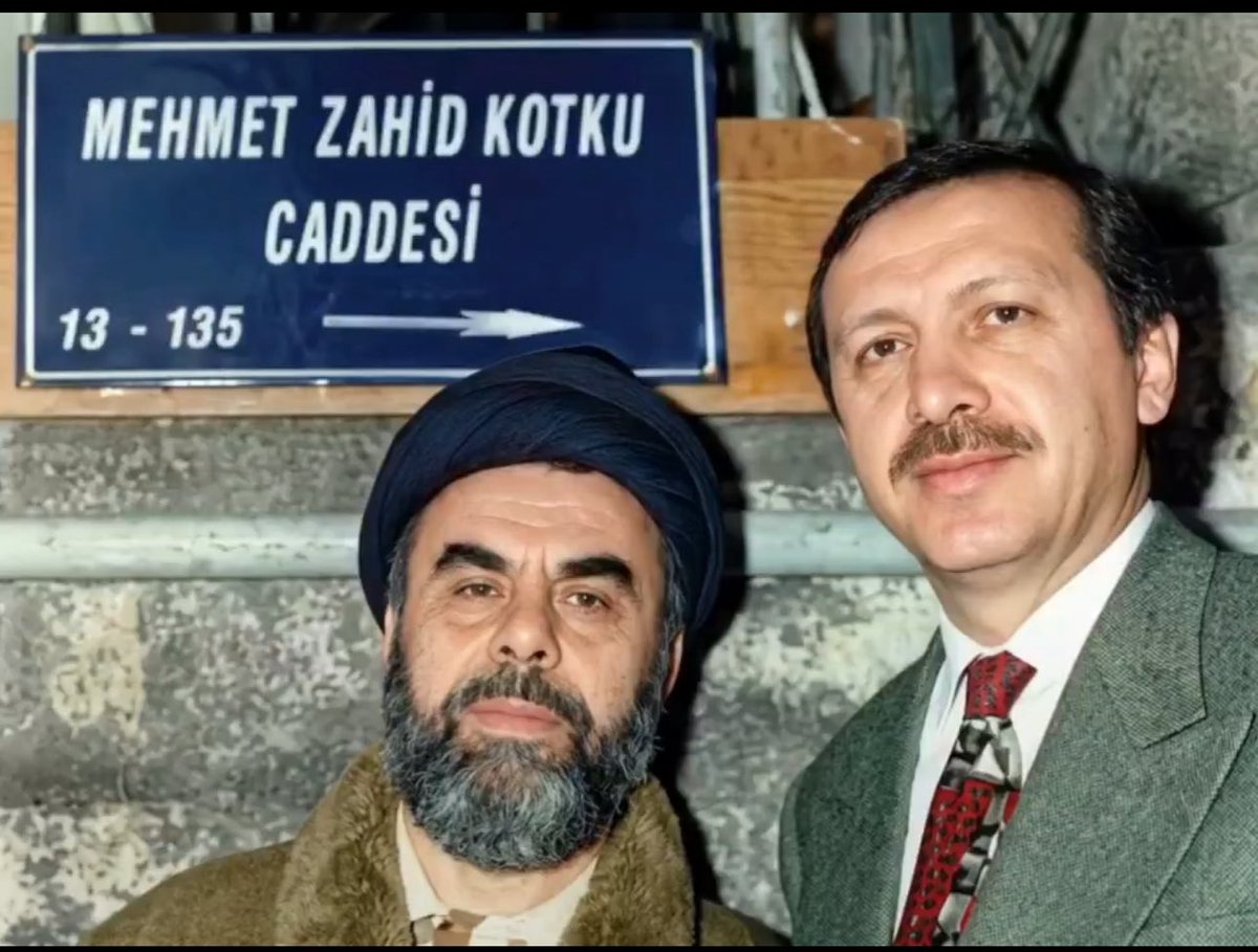 malikrvs's tweet photo. Erdoğan 1990'larda bir gün Kabe'de Esad Coşan hocaefendiyi ziyaret etmişti. Yanından ayrıldıktan sonra Esad hocamız, Recep Tayyip Erdoğan hakkında şöyle demişti:

"Bunun cesareti çok fazla, Allah'tan başka kimseden korkusu yok." https://t.co/YNzPeoCqD0
