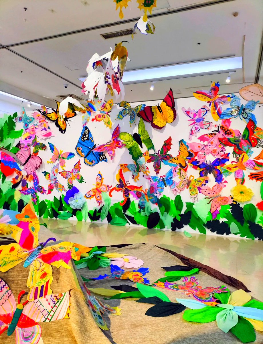 Xixi993's tweet photo. Step into the glow of tomorrow’s art at tonight’s pop-up exhibition—brushstrokes, light installations, and small talks with creators await! https://t.co/6iiy0qKuAc