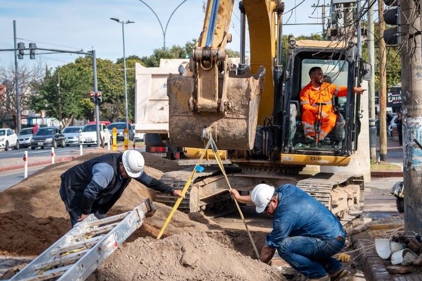 MartinLlaryora's tweet photo. INFRAESTRUCTURA ESTRATÉGICA PARA LA CAPITAL

Seguimos haciendo obras en diferentes puntos de la provincia y también en #CórdobaCapital. Sobre la Av. Fuerza Aérea avanzamos con una intervención clave que ampliará la capacidad del sistema cloacal y beneficiará a más de 20 mil vecinos. Obras que transforman y mejoran la calidad de vida de los cordobeses. 

La obra se extiende desde las inmediaciones del Geriátrico Fuerza Aérea, atraviesa la Av. Circunvalación y llega hasta calle Espora. Con esta inversión fortalecemos el sistema sanitario del oeste de la ciudad, recuperamos redes existentes y dejamos una infraestructura preparada para acompañar el crecimiento urbano de ese sector.

Son obras importantes porque mejoran las condiciones sanitarias y ambientales, cuidan la salud de las familias y hacen posible que #Córdoba siga creciendo.

#HacerParaCrecer