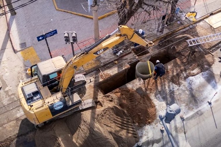 MartinLlaryora's tweet photo. INFRAESTRUCTURA ESTRATÉGICA PARA LA CAPITAL

Seguimos haciendo obras en diferentes puntos de la provincia y también en #CórdobaCapital. Sobre la Av. Fuerza Aérea avanzamos con una intervención clave que ampliará la capacidad del sistema cloacal y beneficiará a más de 20 mil vecinos. Obras que transforman y mejoran la calidad de vida de los cordobeses. 

La obra se extiende desde las inmediaciones del Geriátrico Fuerza Aérea, atraviesa la Av. Circunvalación y llega hasta calle Espora. Con esta inversión fortalecemos el sistema sanitario del oeste de la ciudad, recuperamos redes existentes y dejamos una infraestructura preparada para acompañar el crecimiento urbano de ese sector.

Son obras importantes porque mejoran las condiciones sanitarias y ambientales, cuidan la salud de las familias y hacen posible que #Córdoba siga creciendo.

#HacerParaCrecer