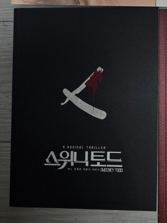 hue2y_'s tweet photo. 연뮤 md 엠디 양도 판매

📌22 킹키부츠 1차 프로그램북 
- 1.0 (정가 1.2)
- 이석훈, 김성규, 신재범, 최재림, 강홍석, 서경수, 김지우, 김환희, 나하나, 고창석, 심재현, 전재현 외

📌22 스위니토드 미니 프로그램북(가사집)
- 0.5 (정가 0.7)
- 강필석, 신성록, 이규형, 전미도, 김지현, 린아, 김대종, 박인배, 진태화, 노윤  윤은오, 윤석호, 최서연, 류인아 외

📌23 레드북 1차 프로그램북
- 0.8 (정가 1.0)
- 옥주현, 박진주, 민경아, 송원근, 신성민, 김성규, 박영수, 조풍래, 한보라, 김국희, 원종환, 김대종, 안창용, 김승용 외

📌21-22 지킬앤하이드 ost
- 3.5 (정가 5.0)
- 류정한, 홍광호, 신성록, 아이비, 윤공주, 선민, 조정은, 민경아, 최수진 외

직거래/사물함 가능
마음 후 dm!