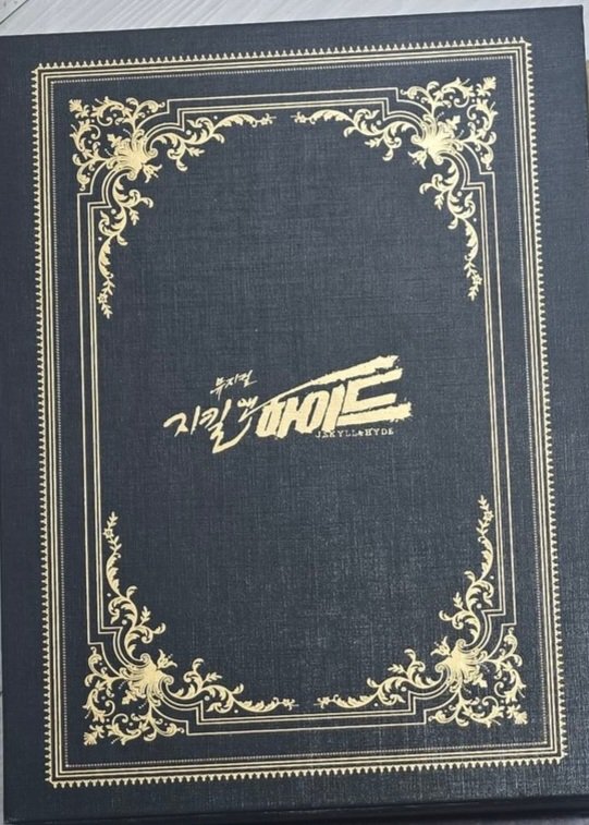 hue2y_'s tweet photo. 연뮤 md 엠디 양도 판매

📌22 킹키부츠 1차 프로그램북 
- 1.0 (정가 1.2)
- 이석훈, 김성규, 신재범, 최재림, 강홍석, 서경수, 김지우, 김환희, 나하나, 고창석, 심재현, 전재현 외

📌22 스위니토드 미니 프로그램북(가사집)
- 0.5 (정가 0.7)
- 강필석, 신성록, 이규형, 전미도, 김지현, 린아, 김대종, 박인배, 진태화, 노윤  윤은오, 윤석호, 최서연, 류인아 외

📌23 레드북 1차 프로그램북
- 0.8 (정가 1.0)
- 옥주현, 박진주, 민경아, 송원근, 신성민, 김성규, 박영수, 조풍래, 한보라, 김국희, 원종환, 김대종, 안창용, 김승용 외

📌21-22 지킬앤하이드 ost
- 3.5 (정가 5.0)
- 류정한, 홍광호, 신성록, 아이비, 윤공주, 선민, 조정은, 민경아, 최수진 외

직거래/사물함 가능
마음 후 dm!