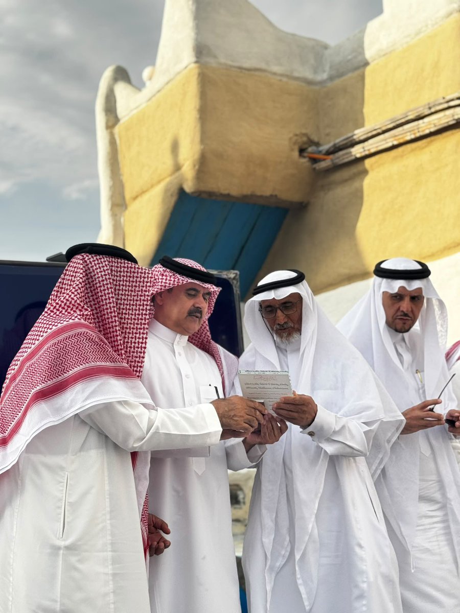 sdcAlmasgi's tweet photo. جانب من تكريم المجلس السابق للمركز:
تكريم مدير مجلس المركز السابق أ. أحمد بن عبدالرحمن العريسي له كل الشكر والتقدير على ماقدمه خلال فترة إدارته
@TnmyhShaf https://t.co/y5YiSZznXr