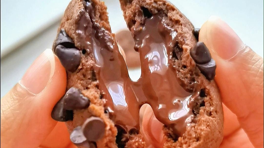 McmahonMiya's tweet photo. [Just finished baking warm chocolate chip cookies at home—steam’s curling through my kitchen, and the couch is calling. Perfect tiny Sunday win. ]， https://t.co/9ANCM2VFab