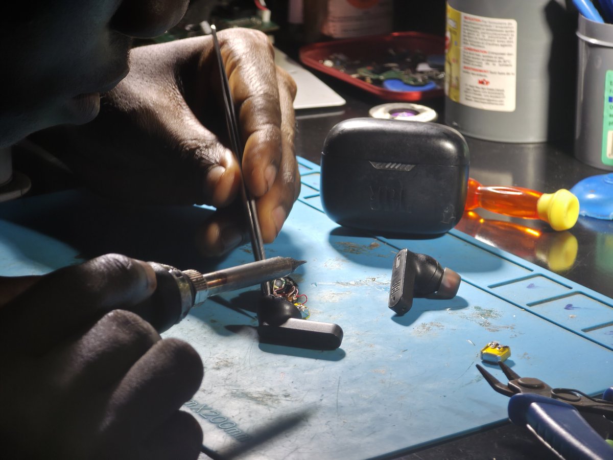 mobile_gurus's tweet photo. From soaring symphonies to the Simplest melodies, your Earbuds Connects you to a Universe Of Sounds. 
If they're not working, that universe is on pause. Let us press play again. We Expertly Repair Headphones & Earbuds so you can immerse Yourself in the music you love 🎶  
#mobilegurus_uyo 🧡