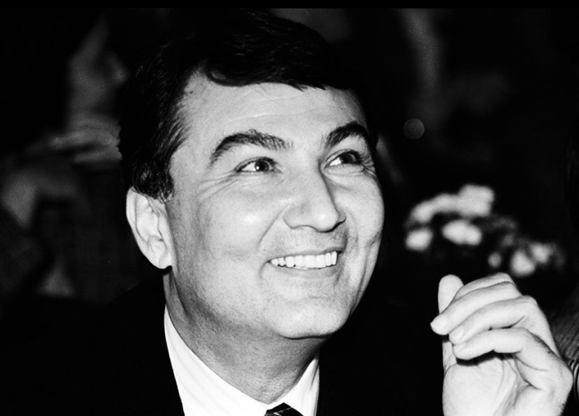 chpbulgurcuoglu's tweet photo. Çevre Sokak’taki eski Genel Merkez binasını bilen bilir.
Bir katalitik sobasının etrafında kurulan bir siyasi oluşumun darbeci zihniyet tarafından kapatılıp 1992’de yeniden açılan serüvenin öyküsünü… #denizbaykal https://t.co/tU8mtQepKP