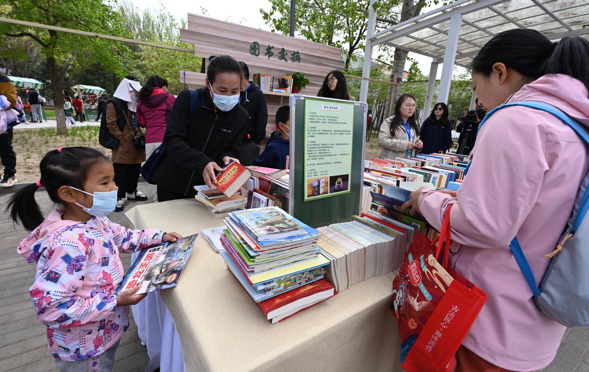 KeimHarry's tweet photo. [Join our weekend community book swap! Bring a gently used book, take a new one, chat with neighbors, u0026 snack on homemade treats this Sat 2-5pm at the central community hall. All ages welcome! ]， https://t.co/LfoKCSZz3F
