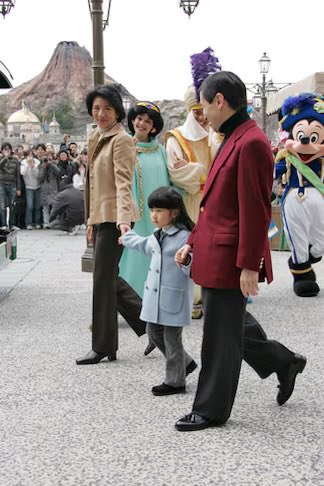 wAedj1hrB860262's tweet photo. 正直にいうが、後継者としての教育を受けていらっしゃらない（そもそも想定していない）ので、的確不適格ではなく即位は生まれた時から想定されていない、だからこそ脱皇室教育ができて、ディズニーランドで普通の子供と同じ思い出を持てた訳
祭祀の教育もあるのだから、幼少期から学ばないと無理だよ https://t.co/PeG8RoKZ9L