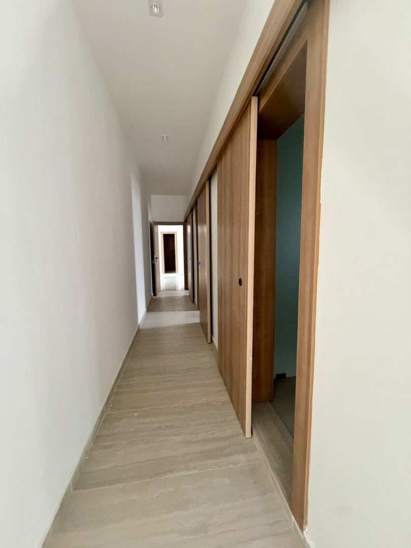 EhimanArnaud's tweet photo. À LOUER, VILLA DUPLEX T7 DE PRESTIGE 

📍 Riviera Golf_Beverly Hills

*Villa Gis*

Découvrez cette magnifique villa duplex de 7 pièces, située dans un environnement exclusif, sécurisé et très recherché.

Elle offre :
• 01 vaste séjour lumineux très aéré avec des grandes baies vitrées offrant une magnifique vue / piscine et jardin.
• 01 cuisine équipée,
• 01 buanderie 
• ⁠01 belle terrasse
• 03 chambres autonomes ,
• ⁠01 chambre principale spacieuse avec dressing,
• 01 lobby,
• 02 bureaux,
• 01 grand jardin, 
• 01 piscine,
• 01 garage,
• 01 dépendance
• 01 Sécurité H24/7j

💰 Loyer : 4,500,000 XOF 

🌟 Un cadre de vie exceptionnel alliant espace, confort, élégance et sécurité.