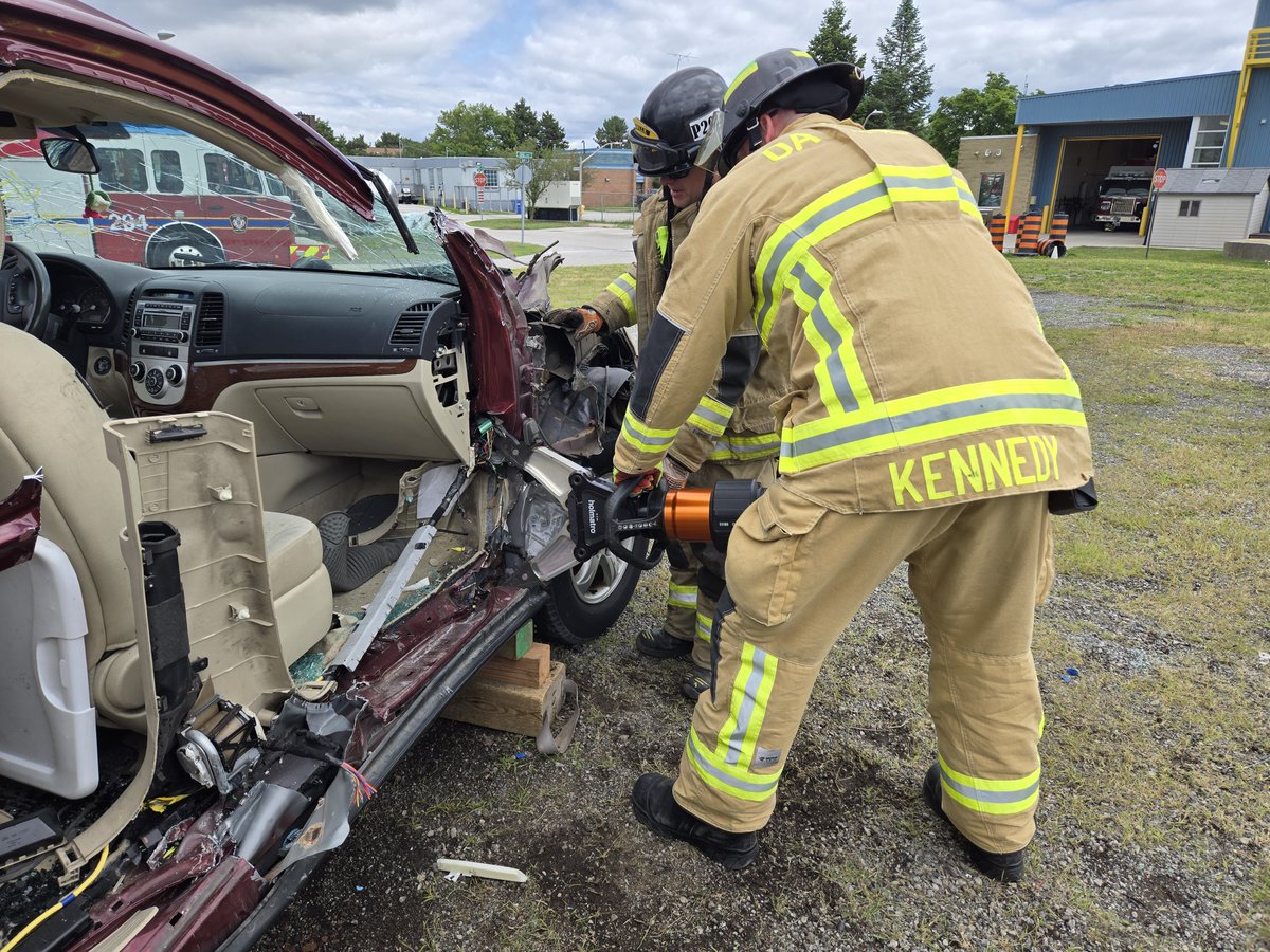 oakvillepffa's tweet photo. 🚒 Our members train. Our members prepare. Our members deliver.

Firefighting goes far beyond the emergency call. 

It takes commitment and ongoing training to be ready when our community depends on us.

Today’s focus: auto extrication.

@IAFFofficial https://t.co/g9lAy2pNaS