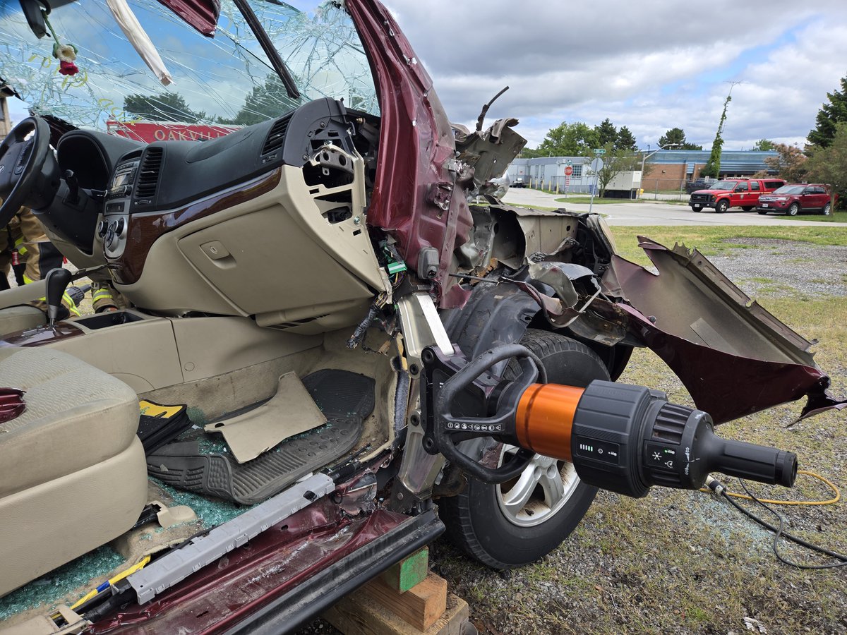 oakvillepffa's tweet photo. 🚒 Our members train. Our members prepare. Our members deliver.

Firefighting goes far beyond the emergency call. 

It takes commitment and ongoing training to be ready when our community depends on us.

Today’s focus: auto extrication.

@IAFFofficial https://t.co/g9lAy2pNaS