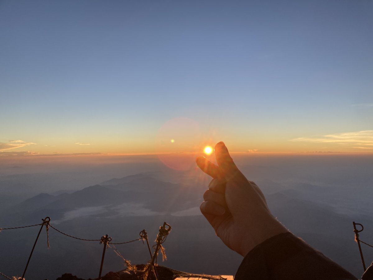 MASAKI_Director's tweet photo. ご来光🌅
富士山山頂から🗻 https://t.co/o8ymV36Hyo