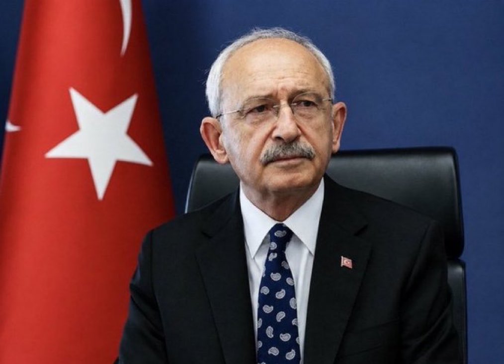 JargonMedya's tweet photo. Kemal Kılıçdaroğlu:

“3 günlük dünyada şerefini değil koltuğunu düşünenler varsın geride kalsın.” https://t.co/7jKzkfO1eW
