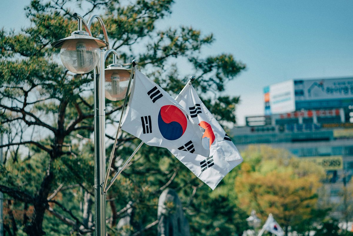CoinMarketCap's tweet photo. LATEST: 📊 Trading volumes across South Korea's five major crypto exchanges have collapsed 89% year-over-year as the KOSPI rallied 114%, pulling retail investors toward stocks. https://t.co/gw18kx4GMM