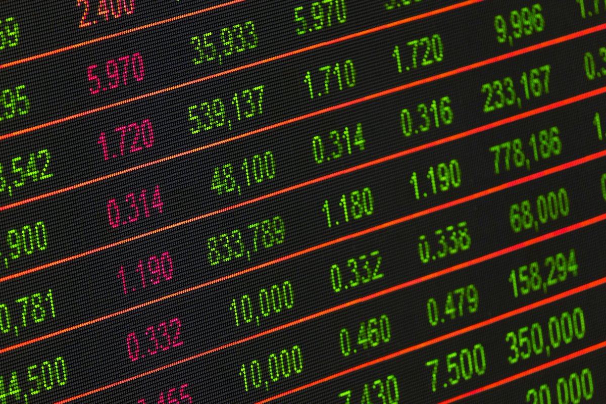 CoinMarketCap's tweet photo. LATEST: 📊 Trading volumes across South Korea's five major crypto exchanges have collapsed 89% year-over-year as the KOSPI rallied 114%, pulling retail investors toward stocks. https://t.co/gw18kx4GMM